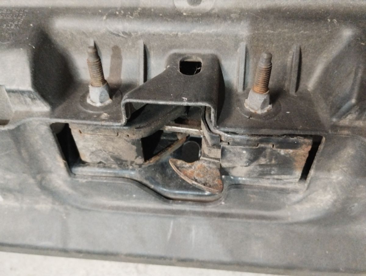 Incuietoare capota Volkswagen Polo ,1.6d , an 2012