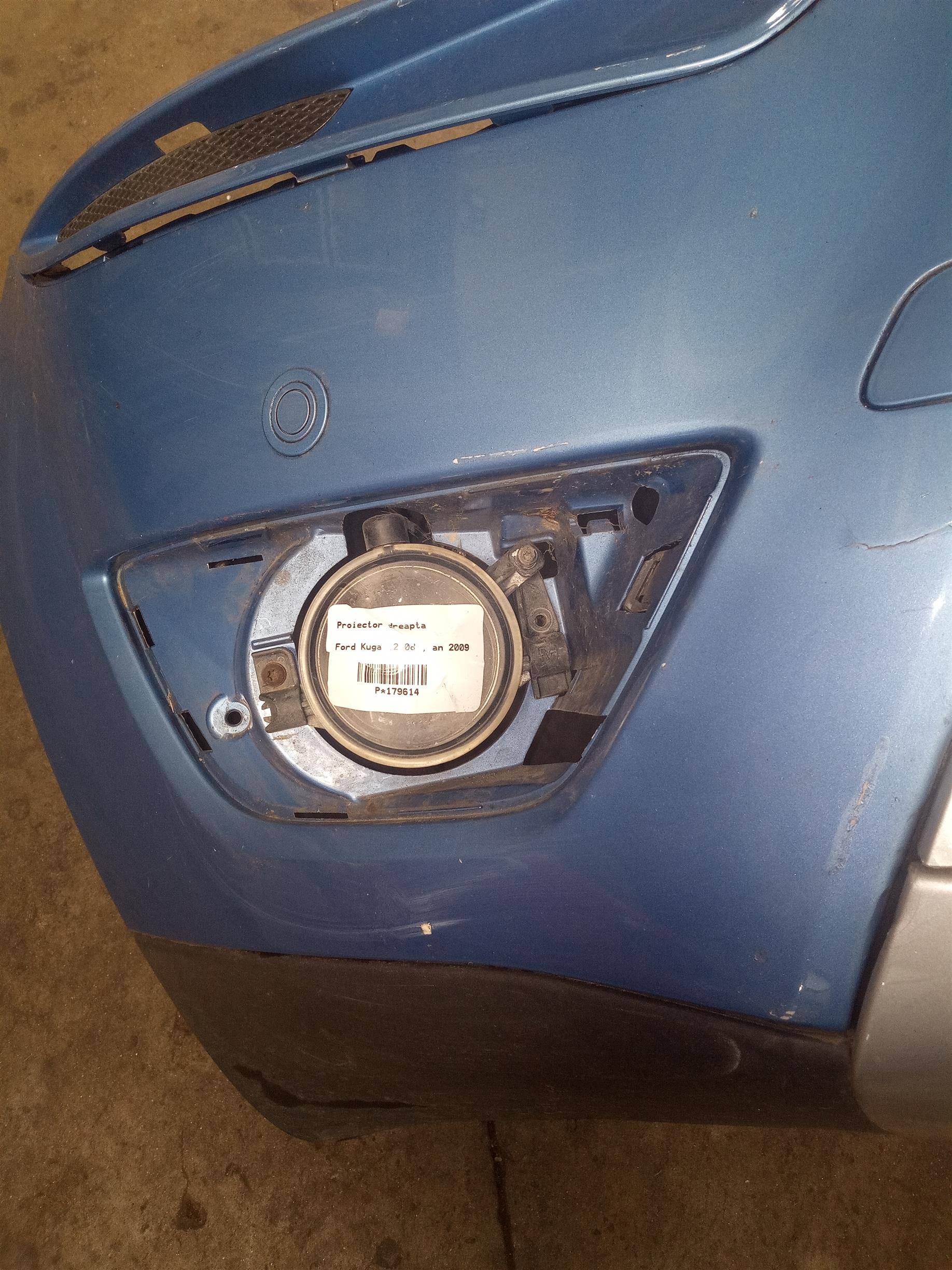 Proiector dreapta Ford Kuga ,2.0d , an 2009