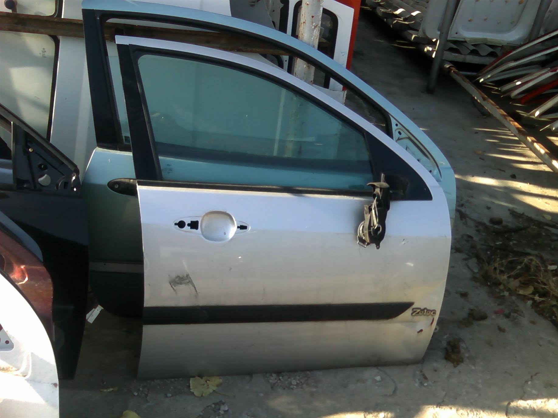 usa dreapta fata completa lovita Ford Focus 1, an 2002