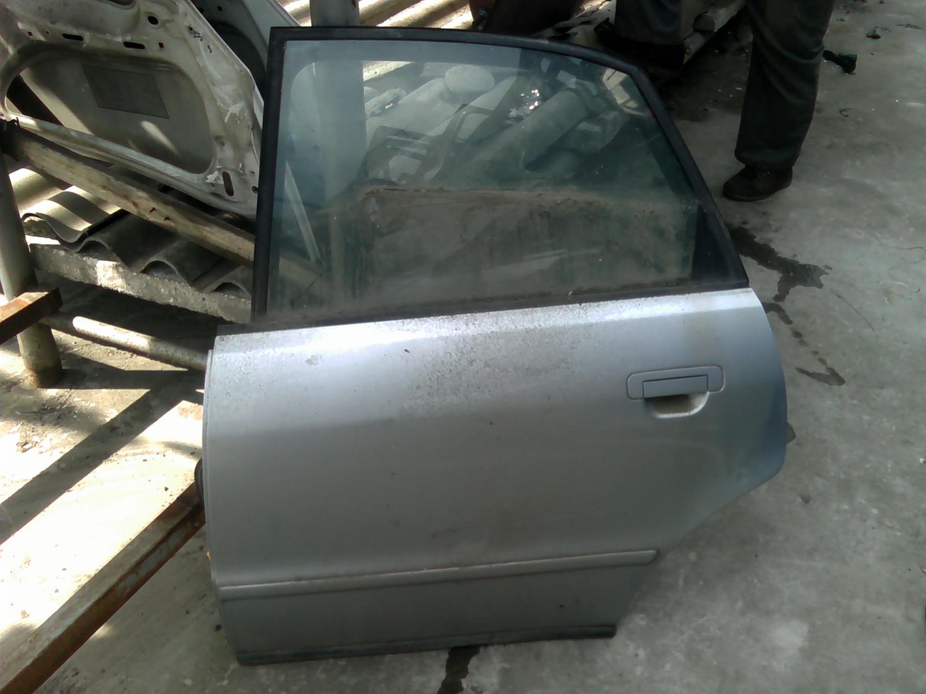 usa stanga spate completa Audi A4, an 1998
