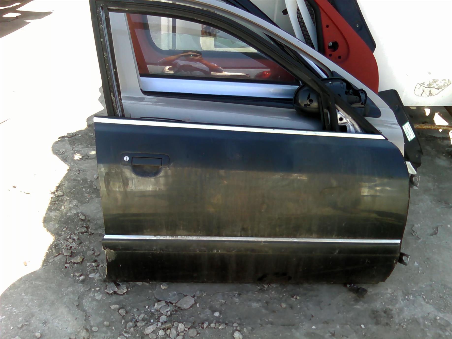 usa dreapta fata Audi A8, an 2001