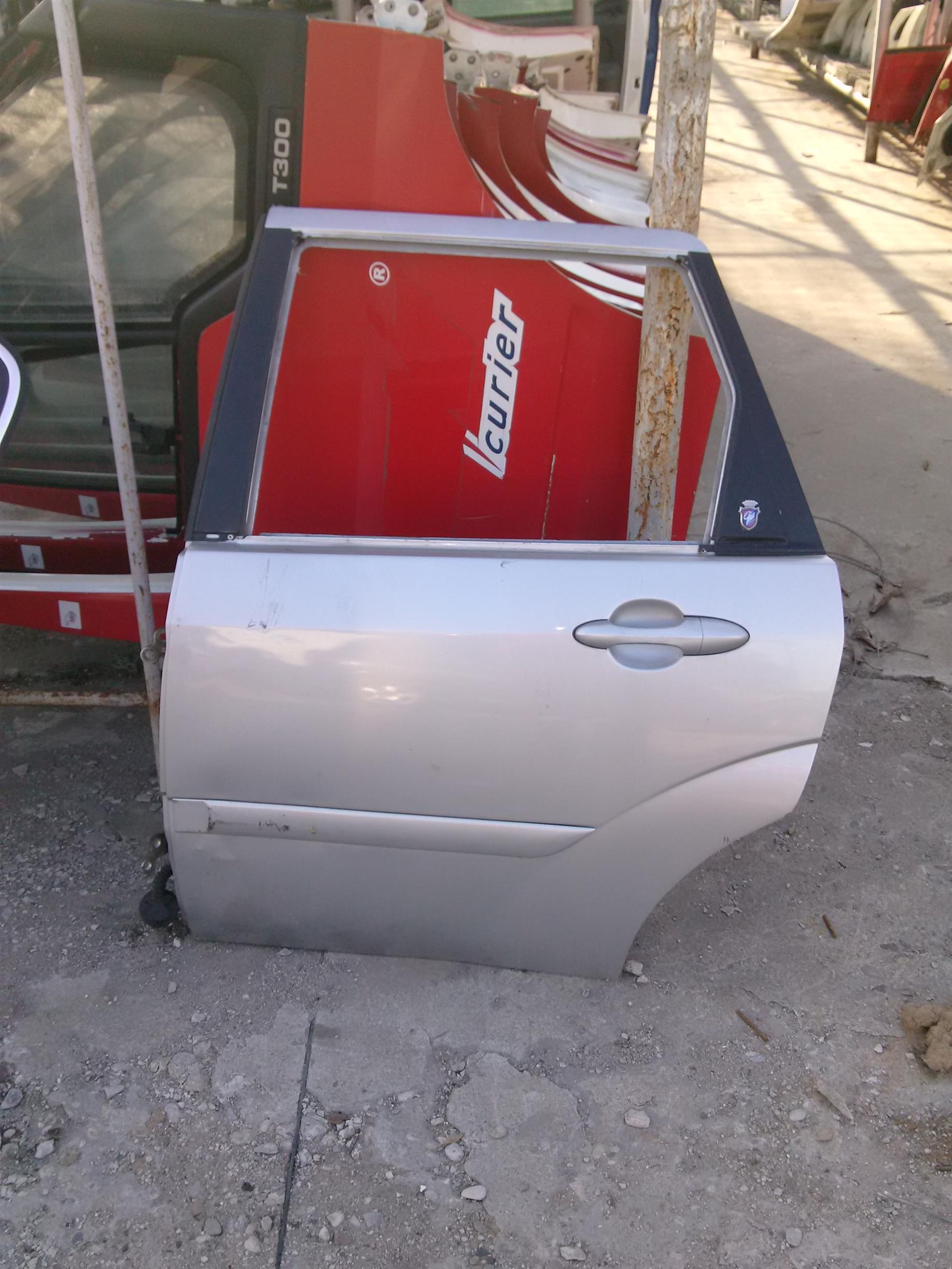 Usa stanga spate completa Ford Focus I break