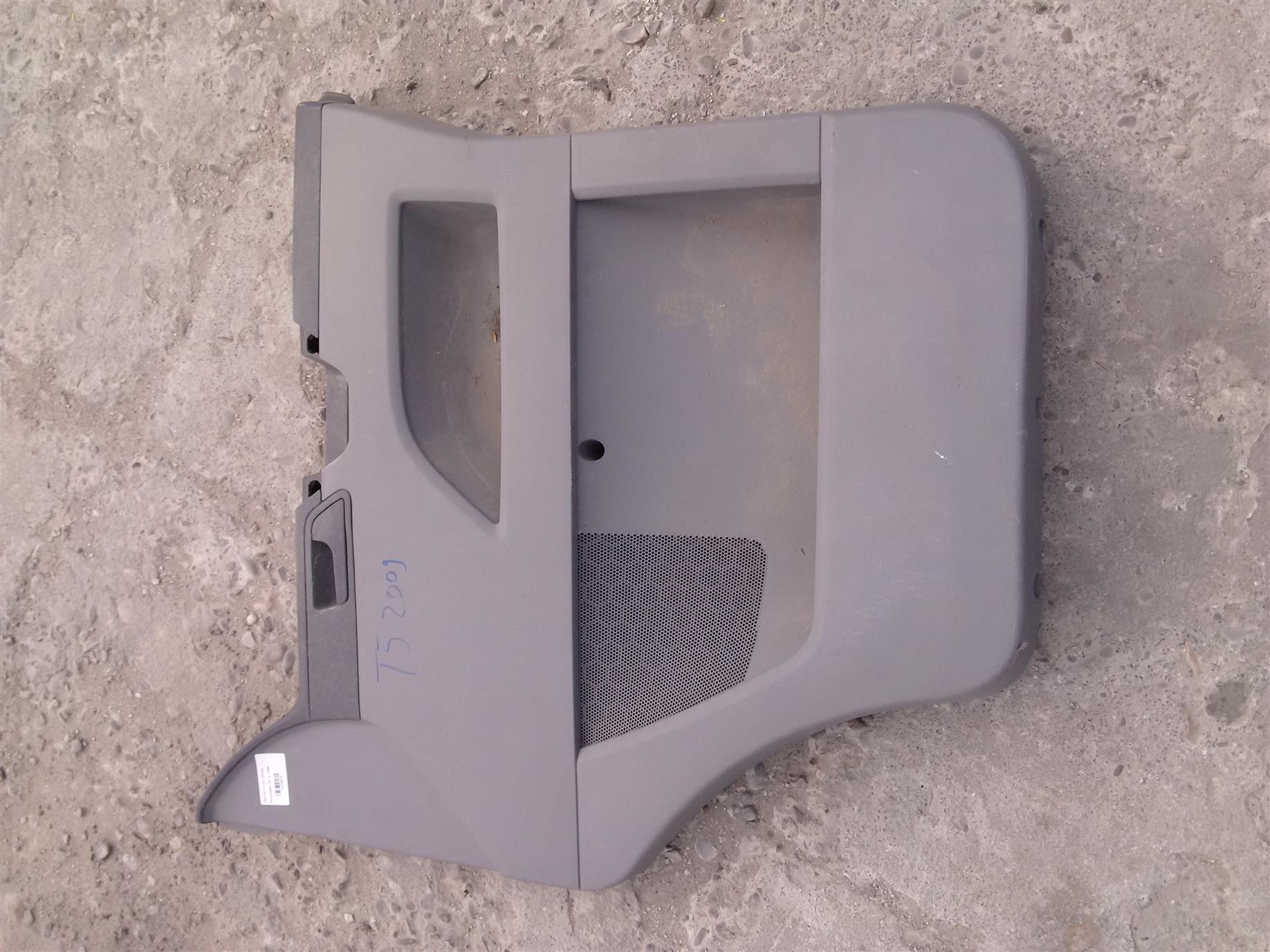 Tapiterie usa stanga Volkswagen T5 an 2009
