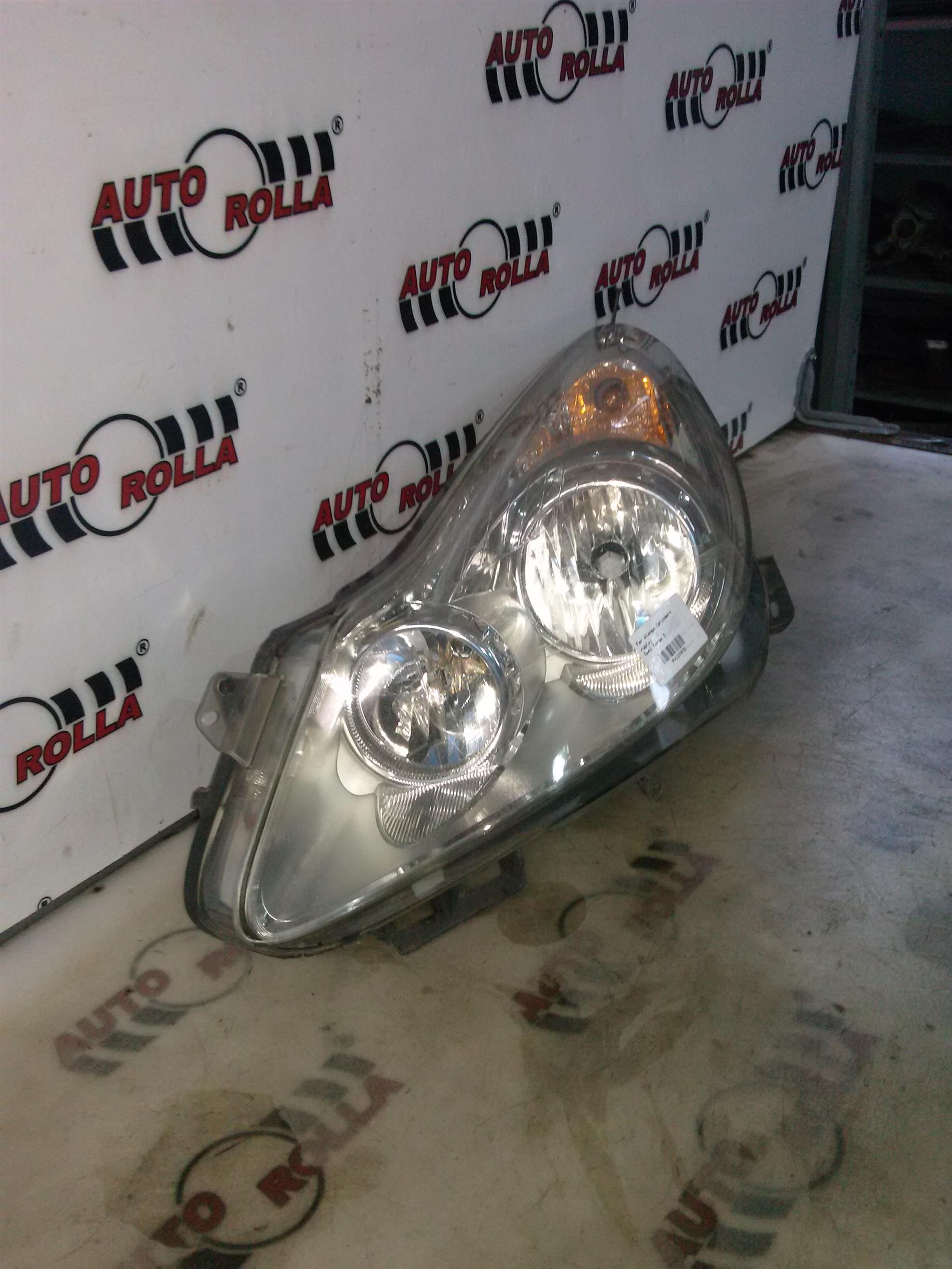 Far stanga (prindere rupta) Opel Corsa D