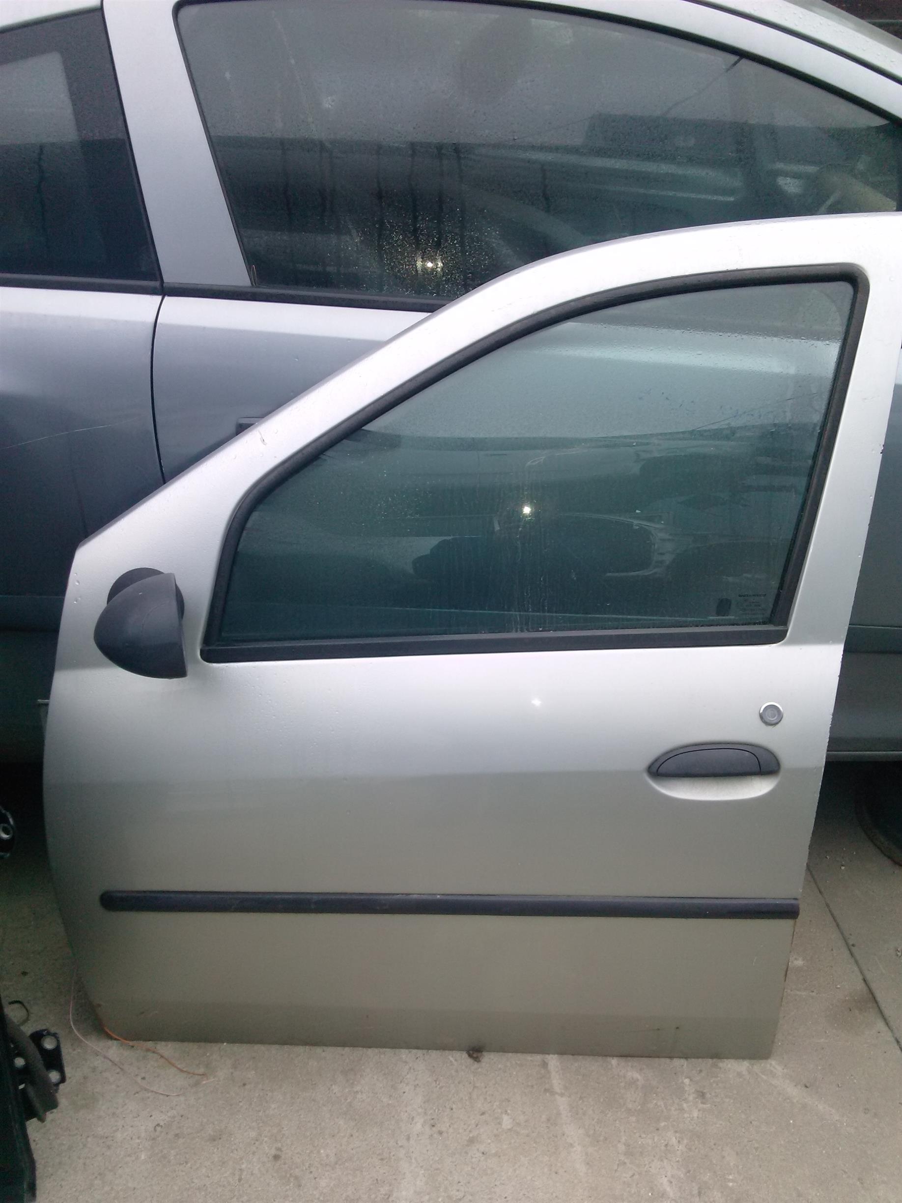 Usa fata Dacia Logan (2004–2012)
