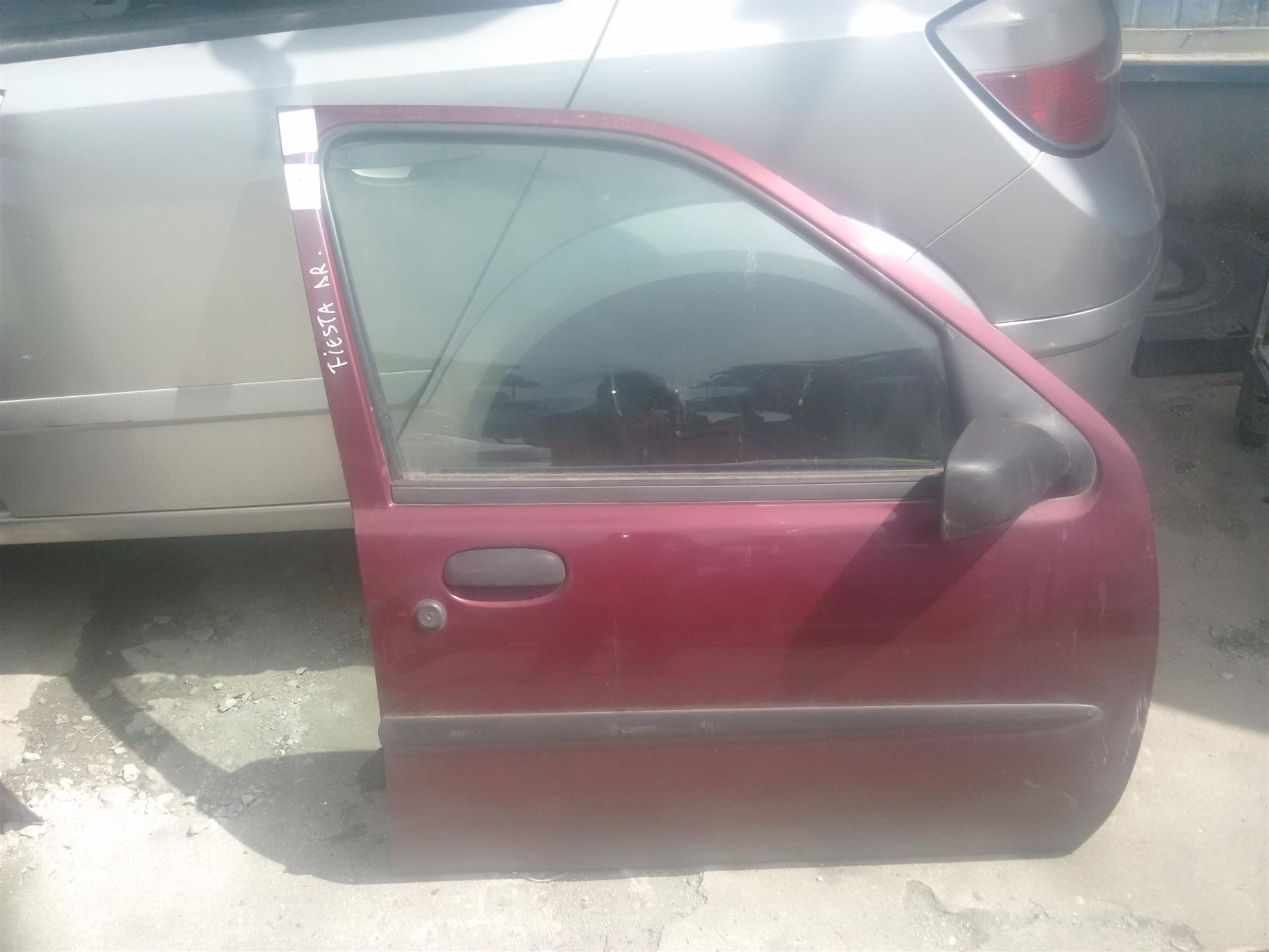 Usa dreapta fata Ford Fiesta mk4 1.25s an 2001