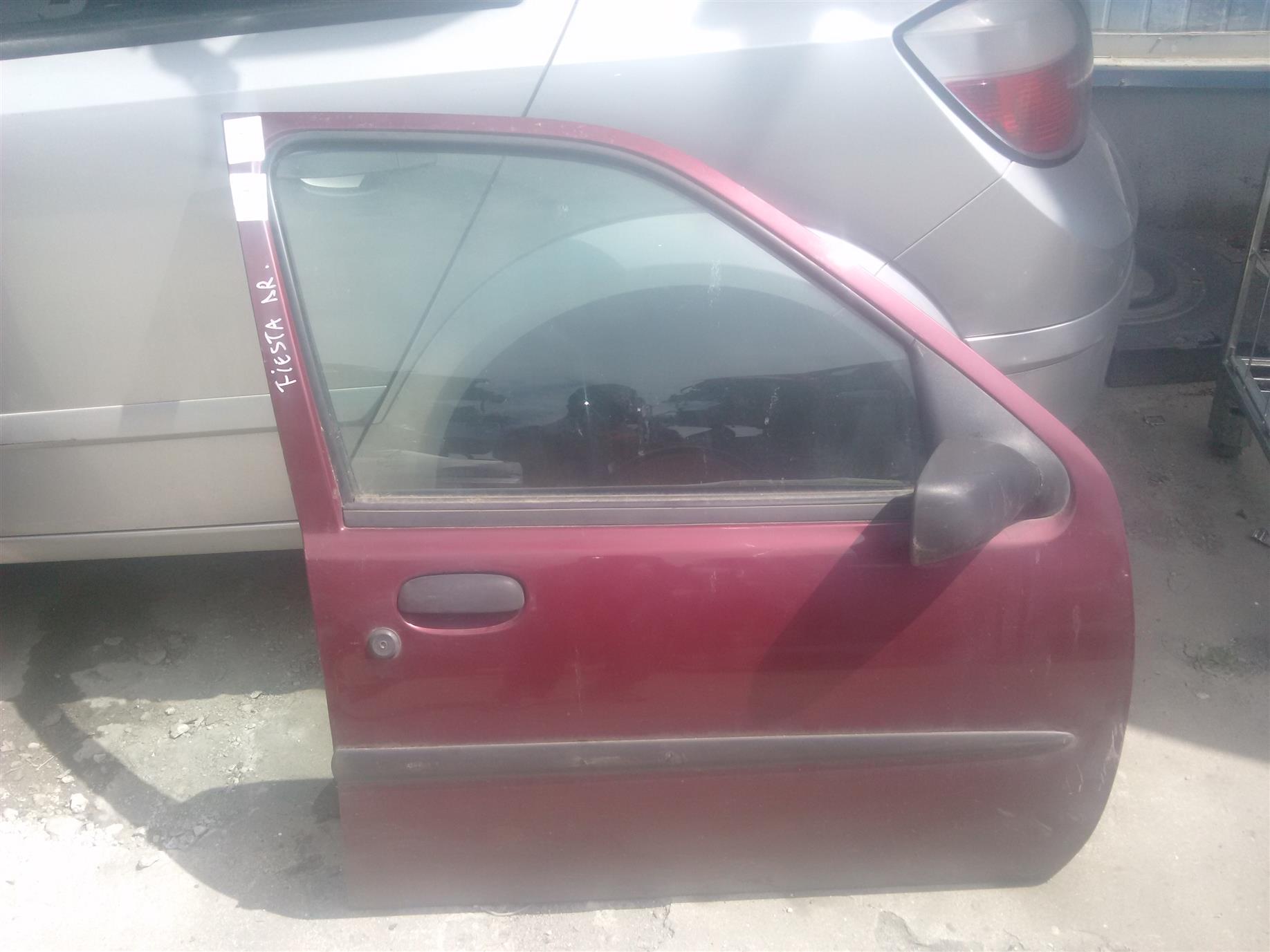 Oglinda dreapta fata Ford Fiesta mk4 1.25s an 2001