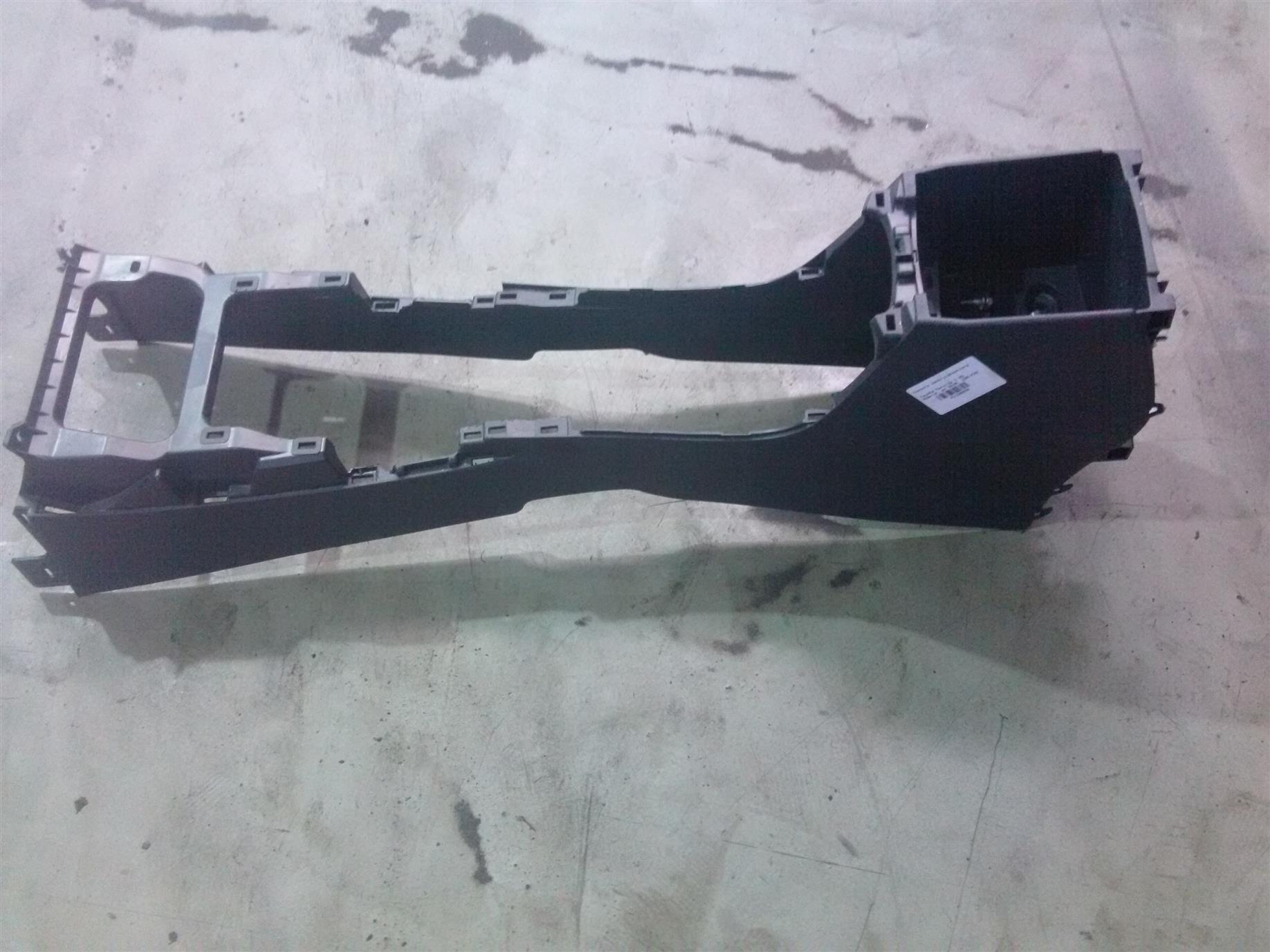 Consola centrala+cotiera Toyota Corolla 1.8S Hybrid, an 2019, 2ZR-FXE