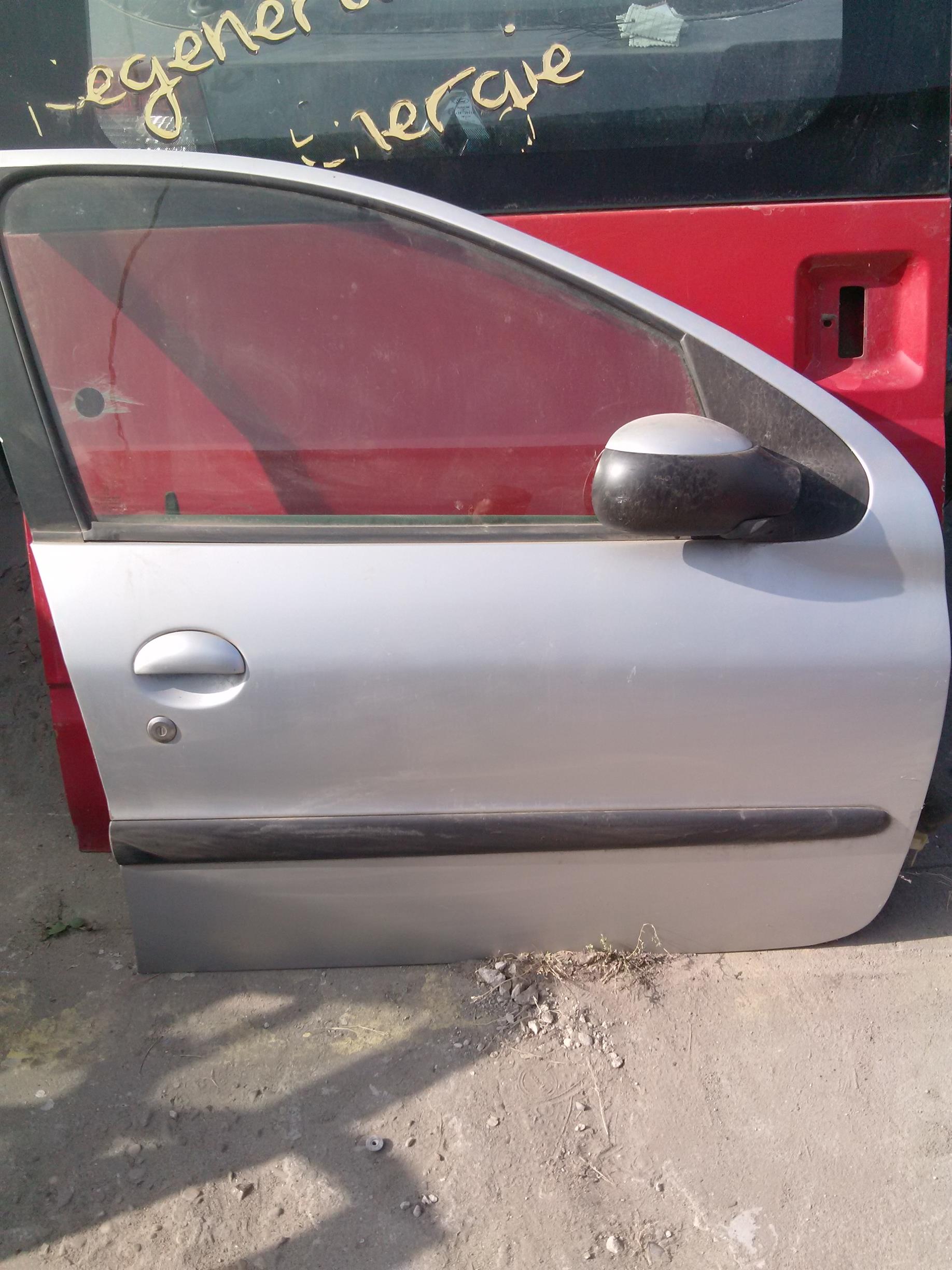Usa dreapta fata Peugeot 206, an 2004