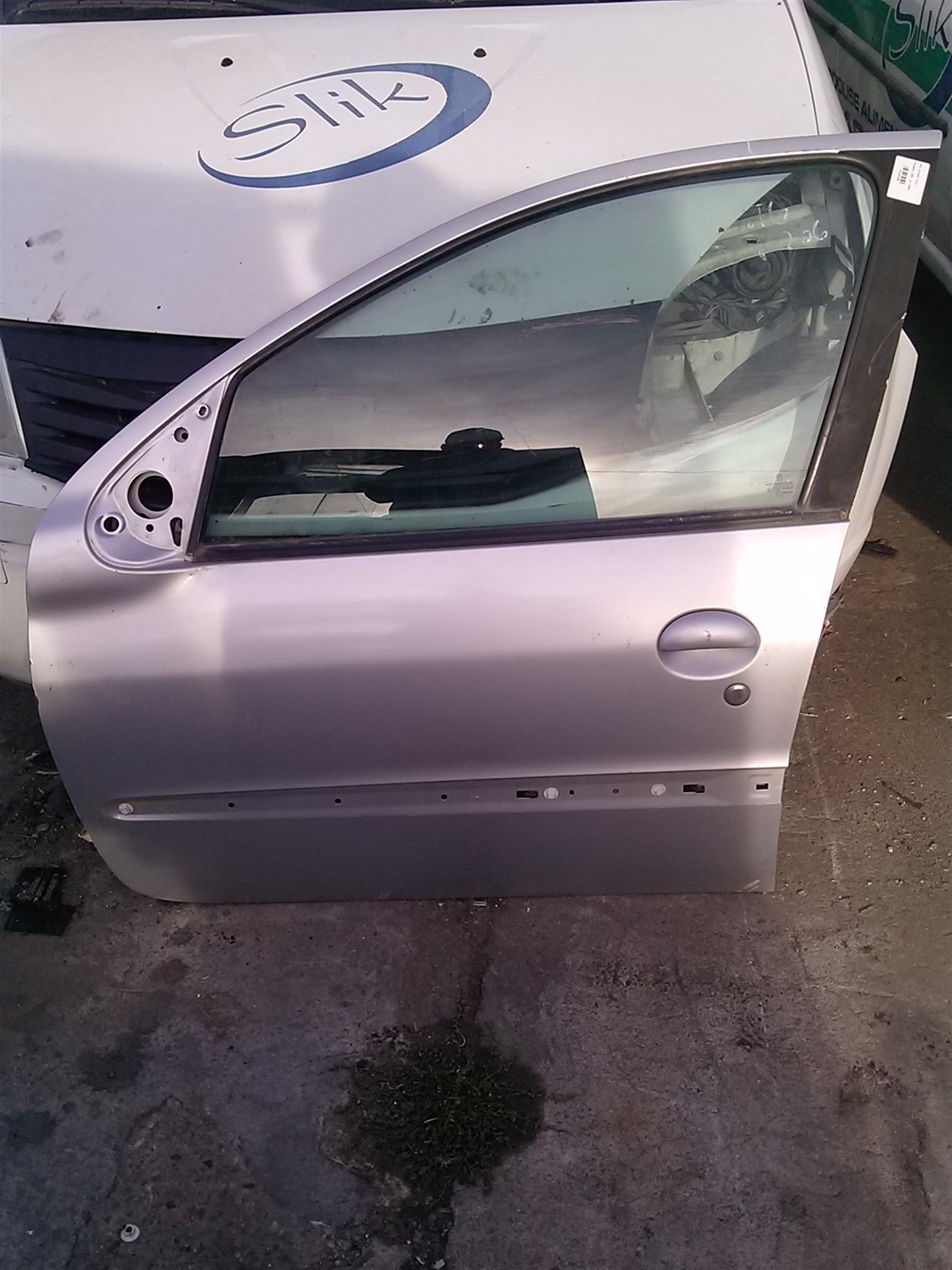 Usa stanga fata Peugeot 206, an 2002