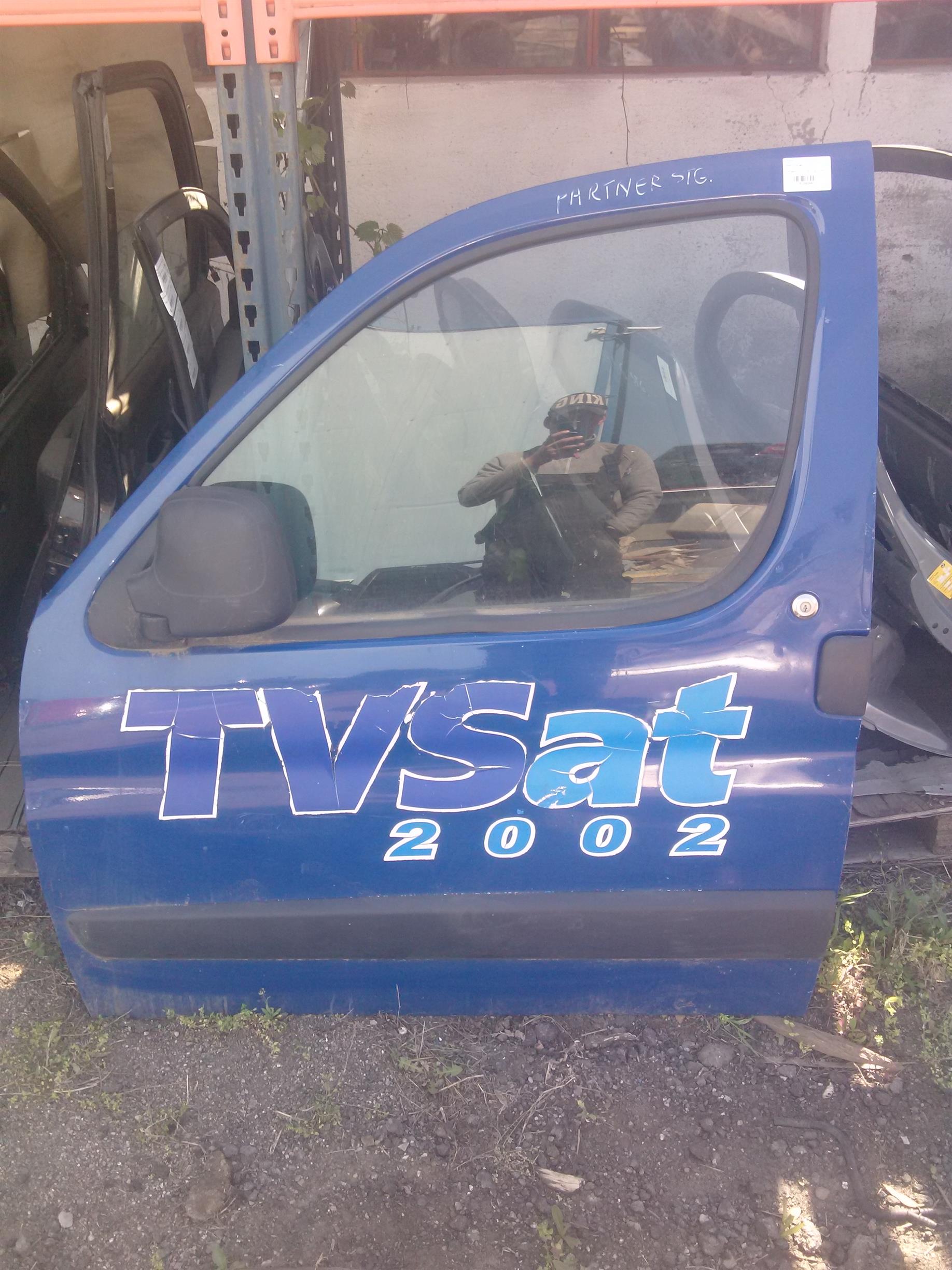 Usa stanga fata Peugeot Partner, an 2004