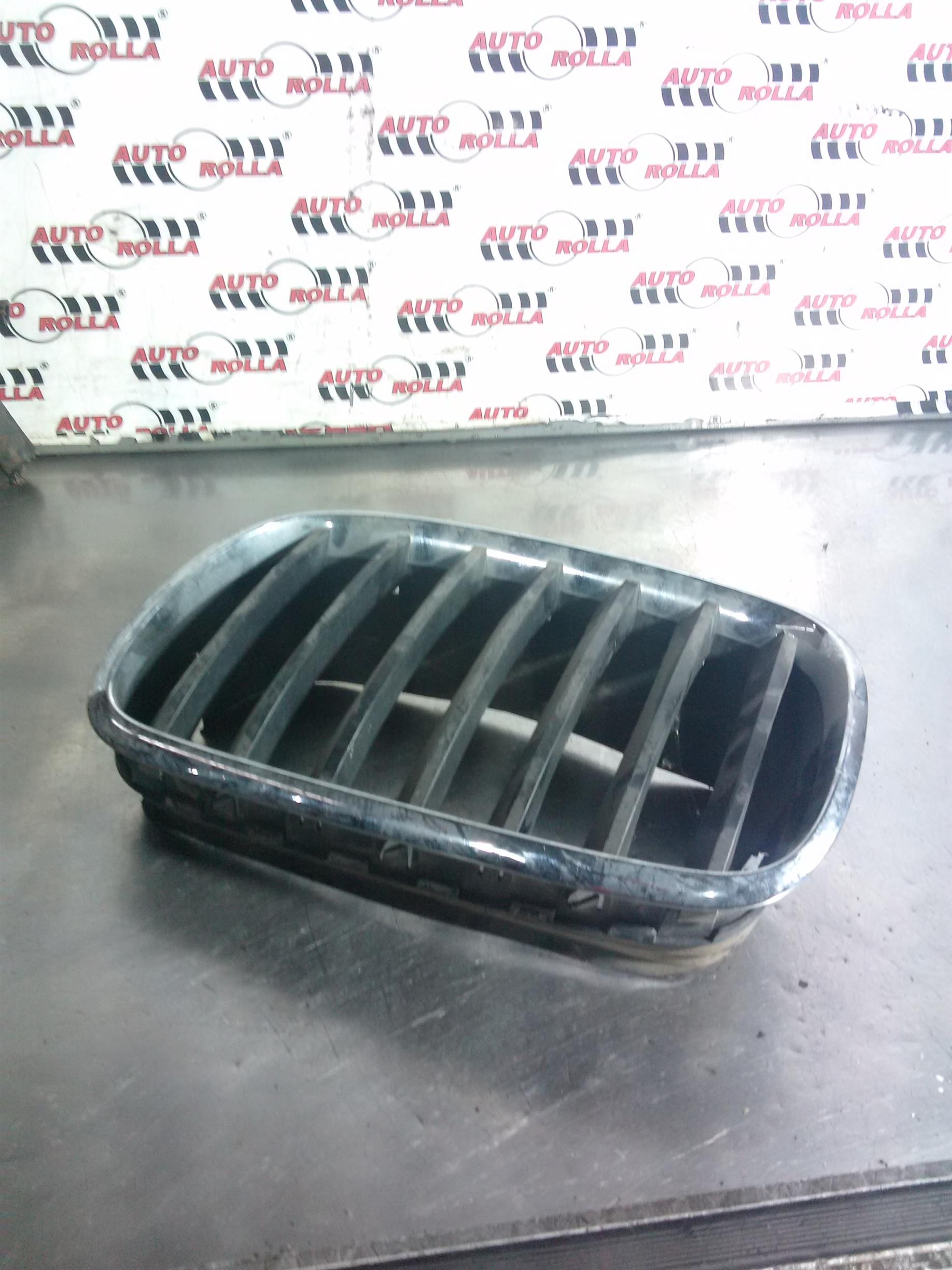 Grila capota fata stanga Bmw x5 e70 an 2008