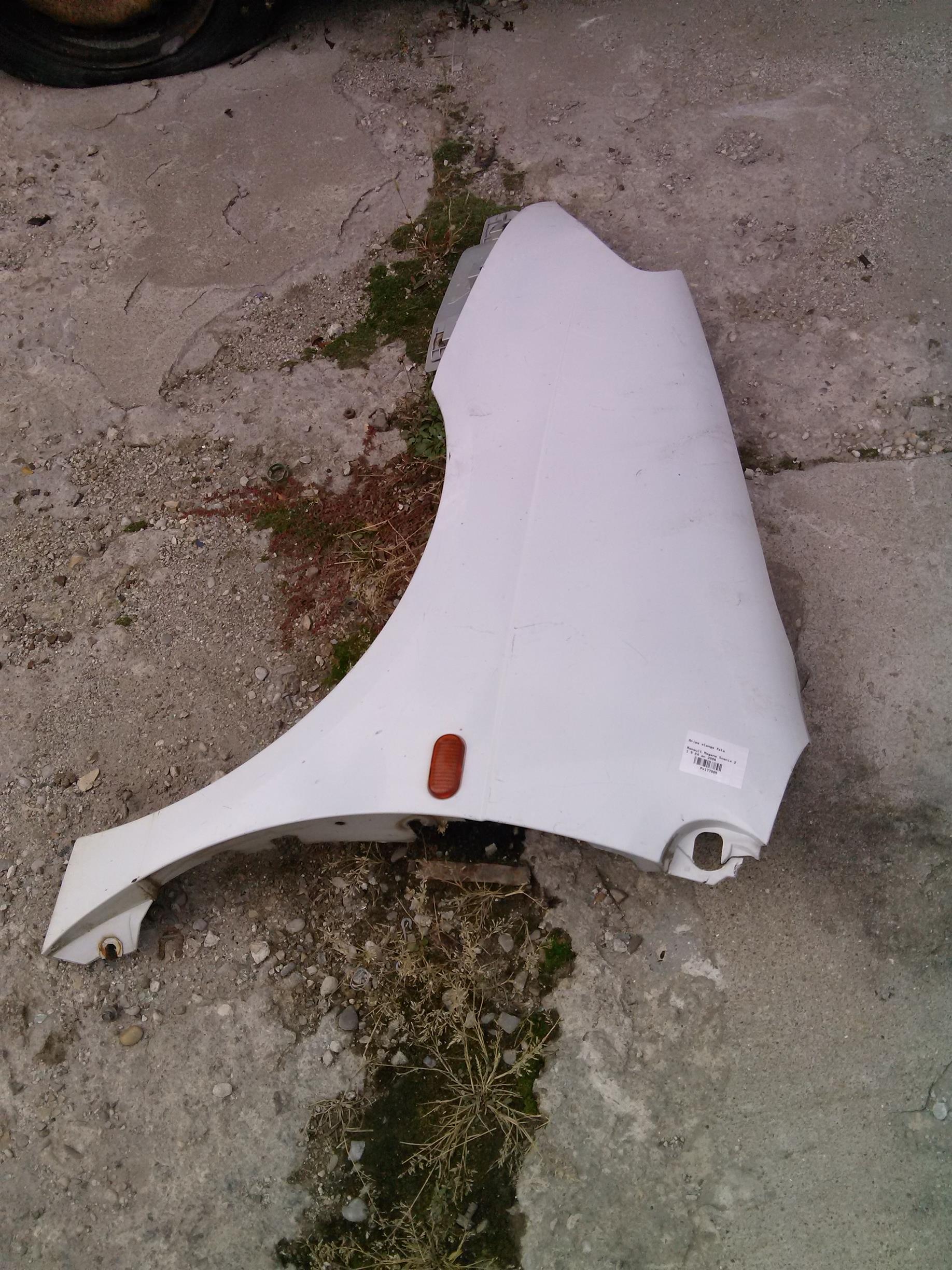 Aripa stanga fata Renault Megane Scenic 2 1.5 E4 an 2006