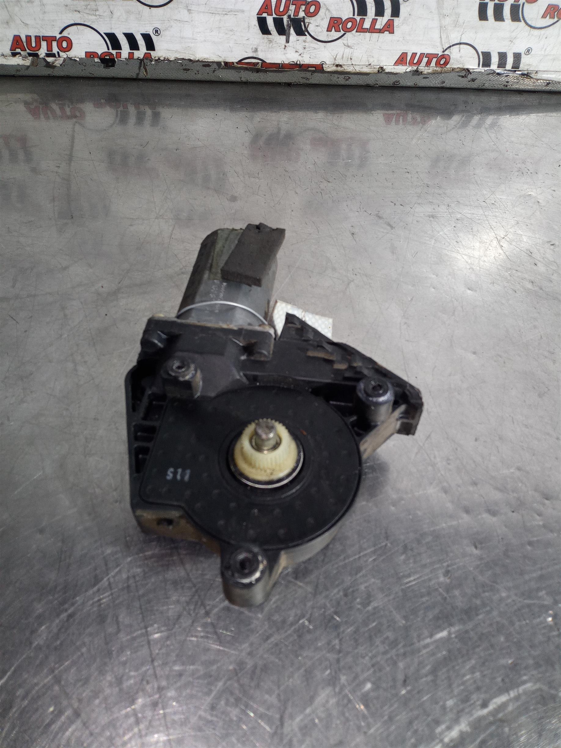 Motoras macara usa stanga fata Skoda Octavia 1