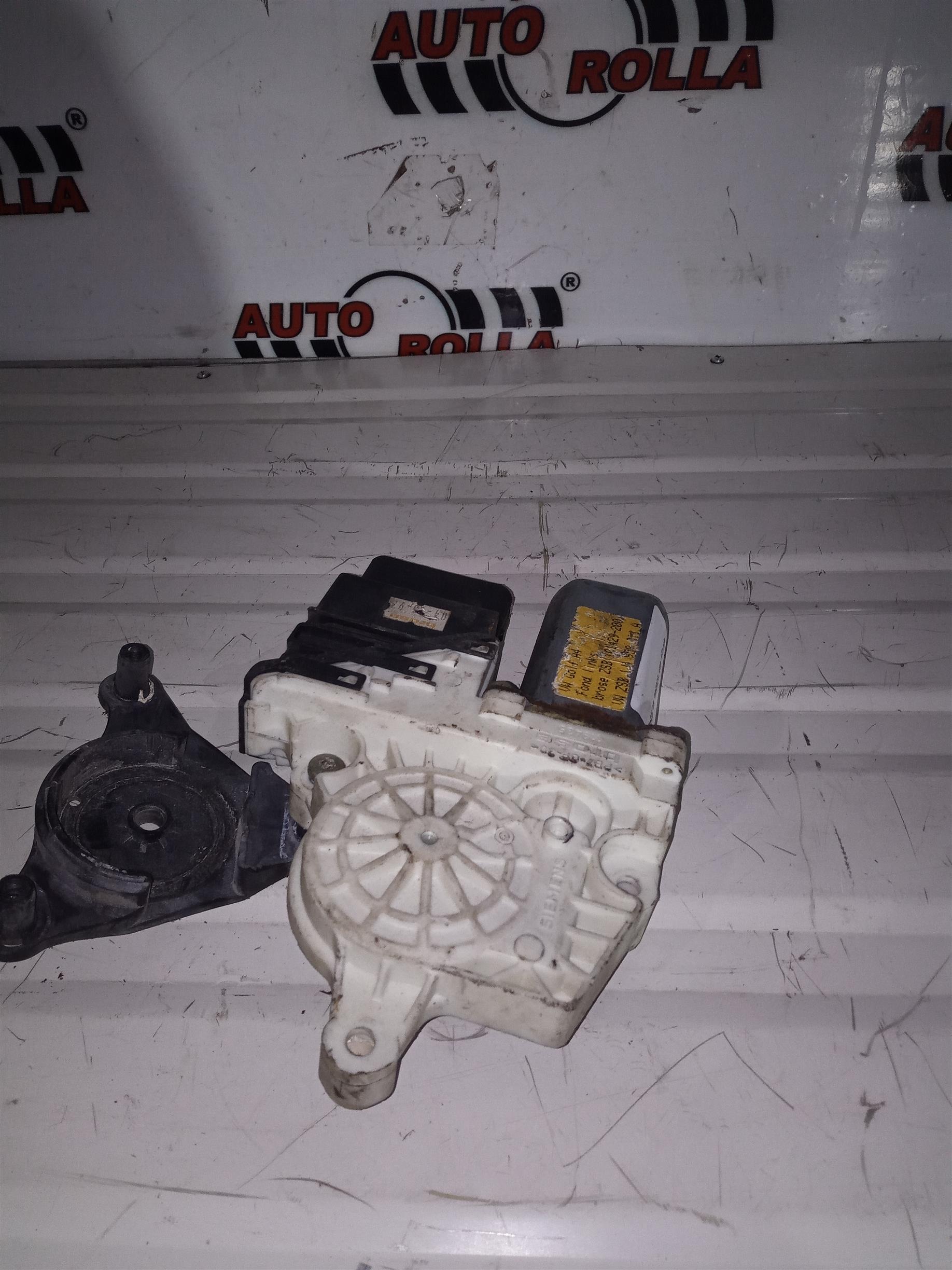 Motoras macara usa stanga fata Volkswagen Golf 4 an 2001