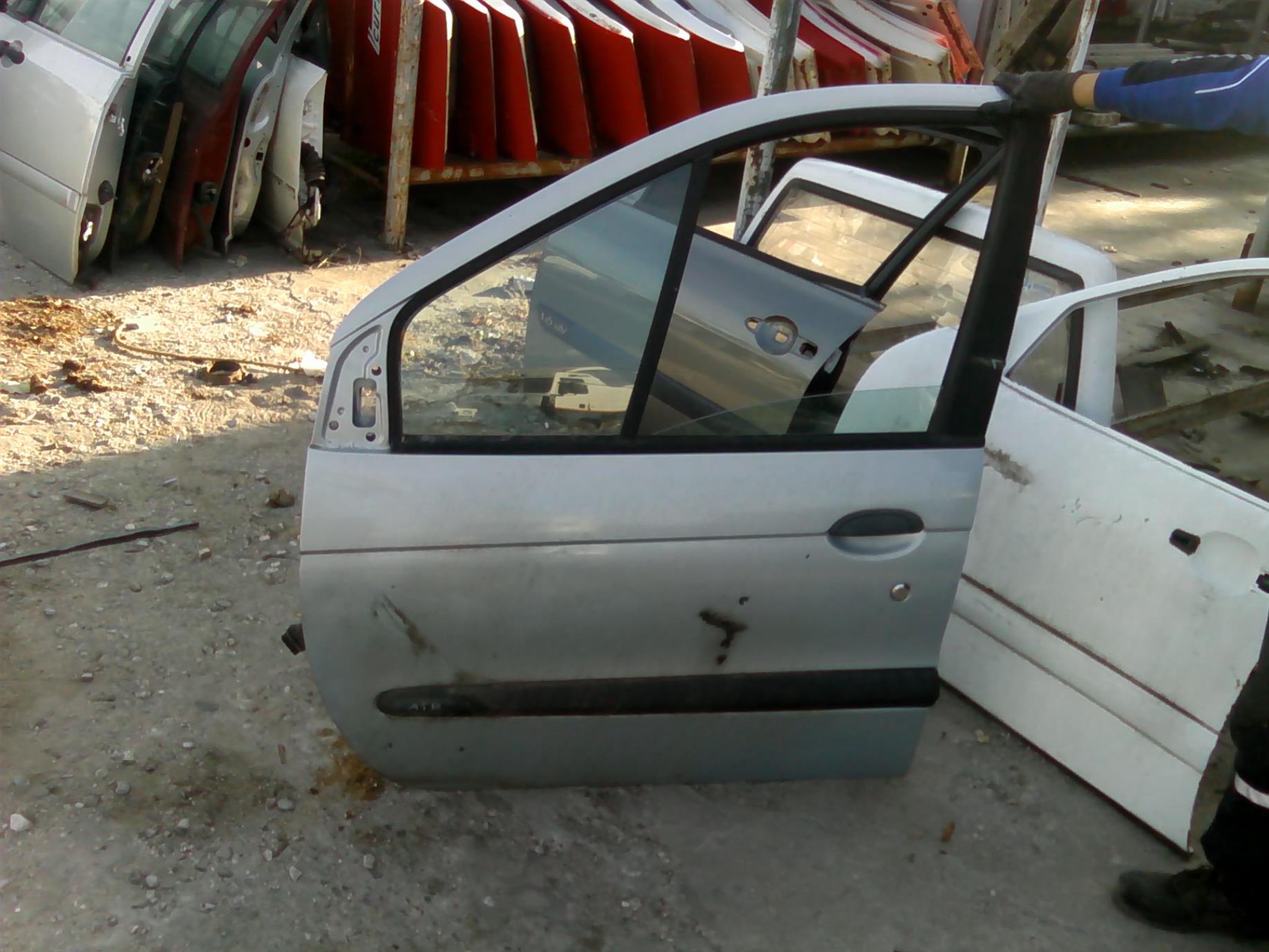 usa stanga fata completa Renault Megane Scenic, an 2002