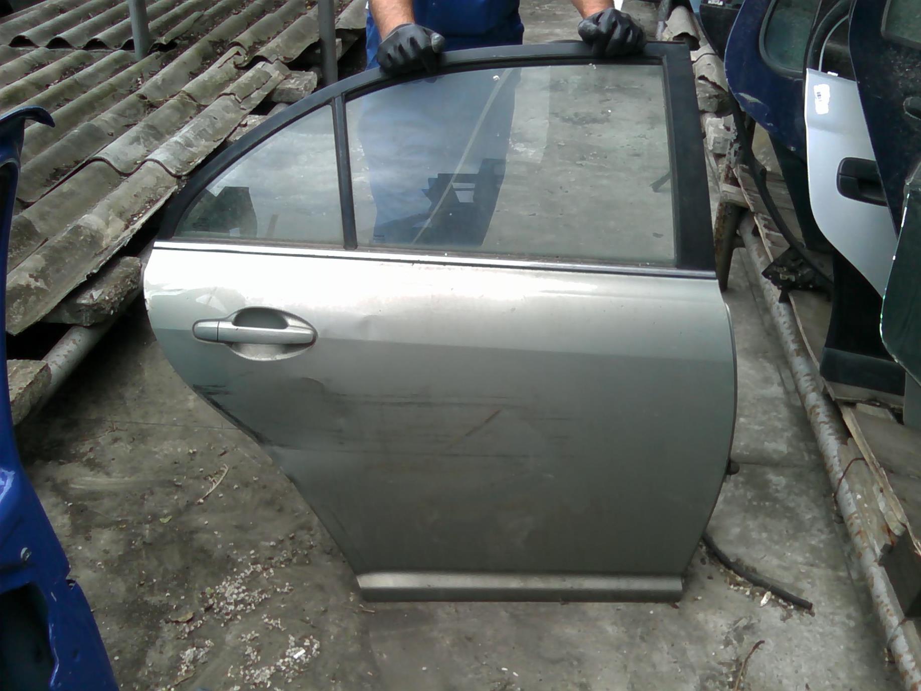 usa dreapta spate completa Toyota Avensis, an 2007