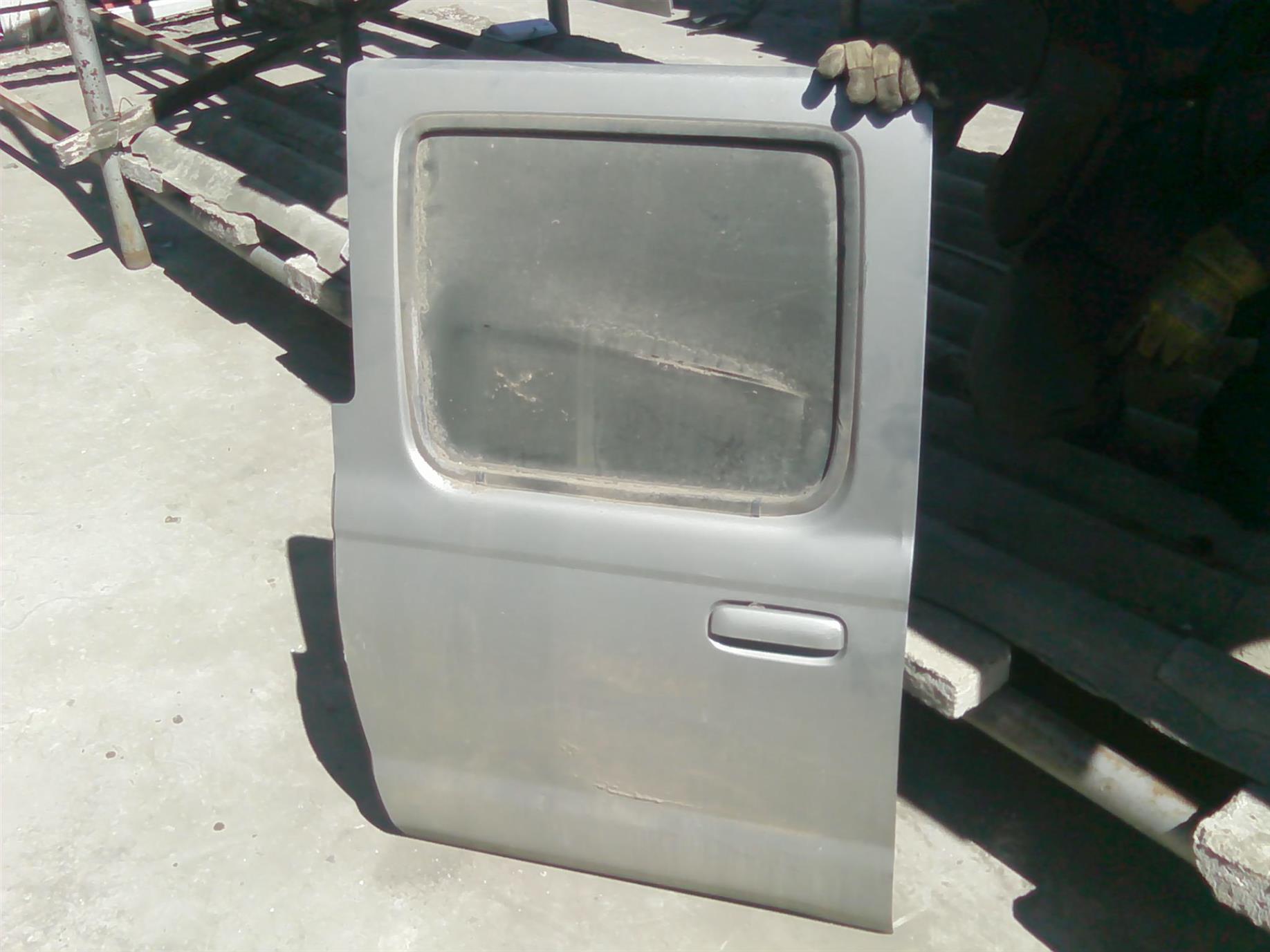 usa stanga spate completa Nissan Navara, an 2005