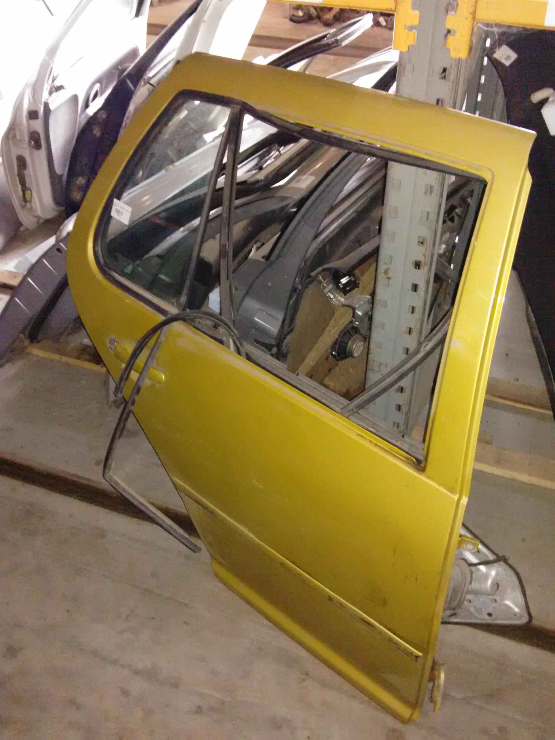 usa dreapta spate si macara electrica si coltar Volkswagen Golf 4