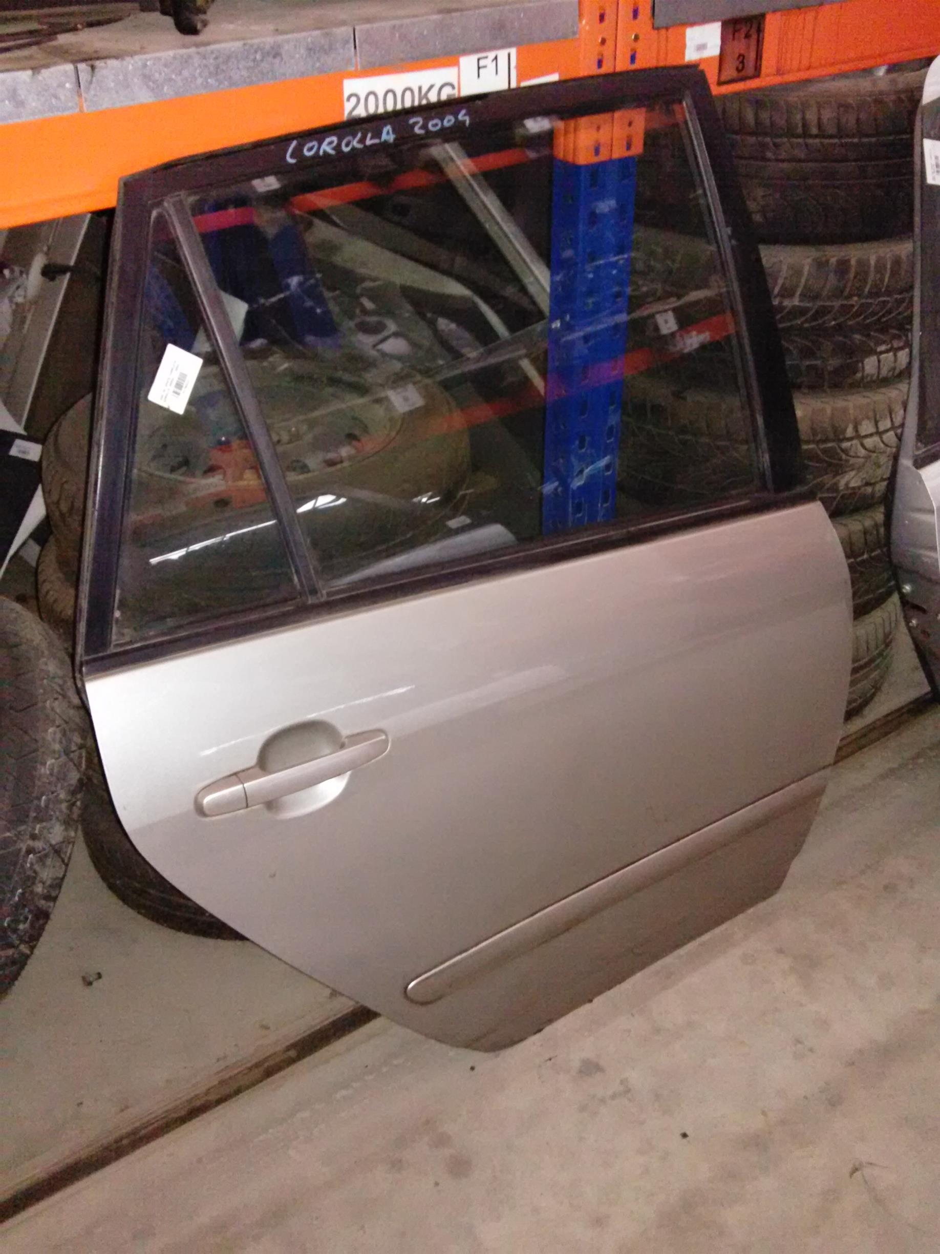 usa dreapta spate completa Toyota Corolla Verso, an 2004