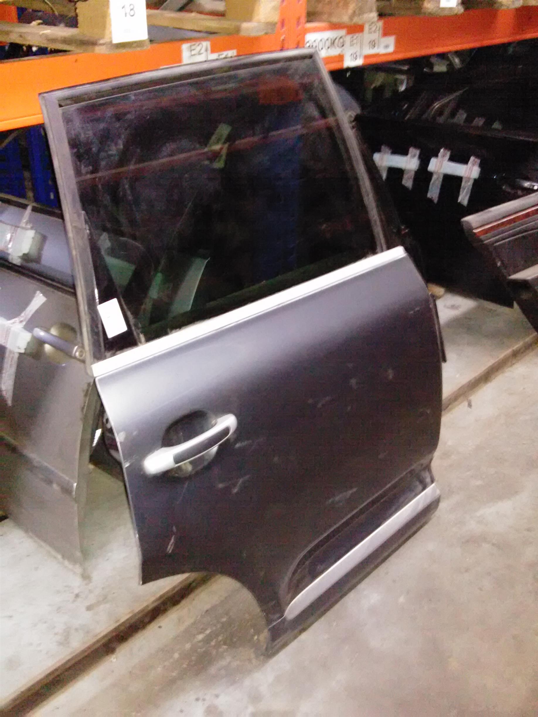 usa dreapta spate completa Porsche Cayenne, an 2003