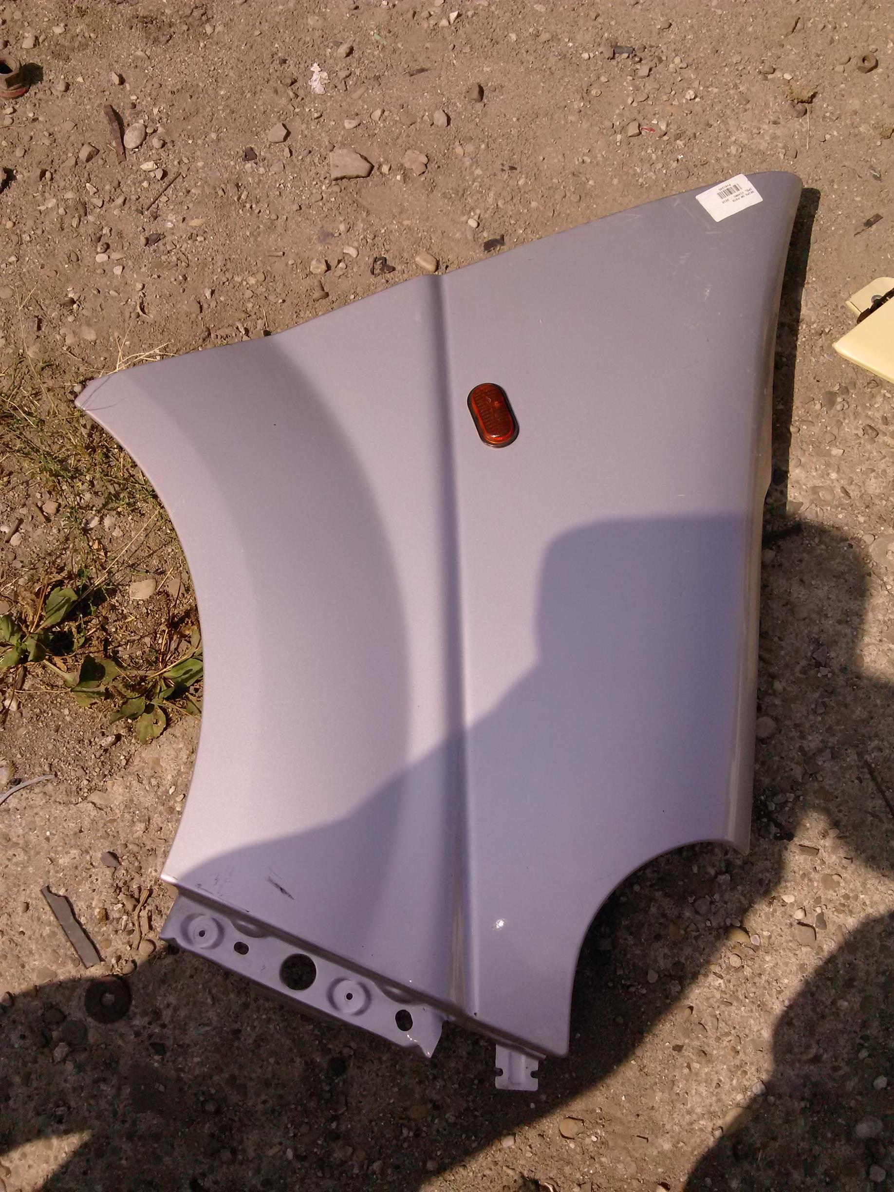 aripa dreapta fata Opel Vivaro, an 2010