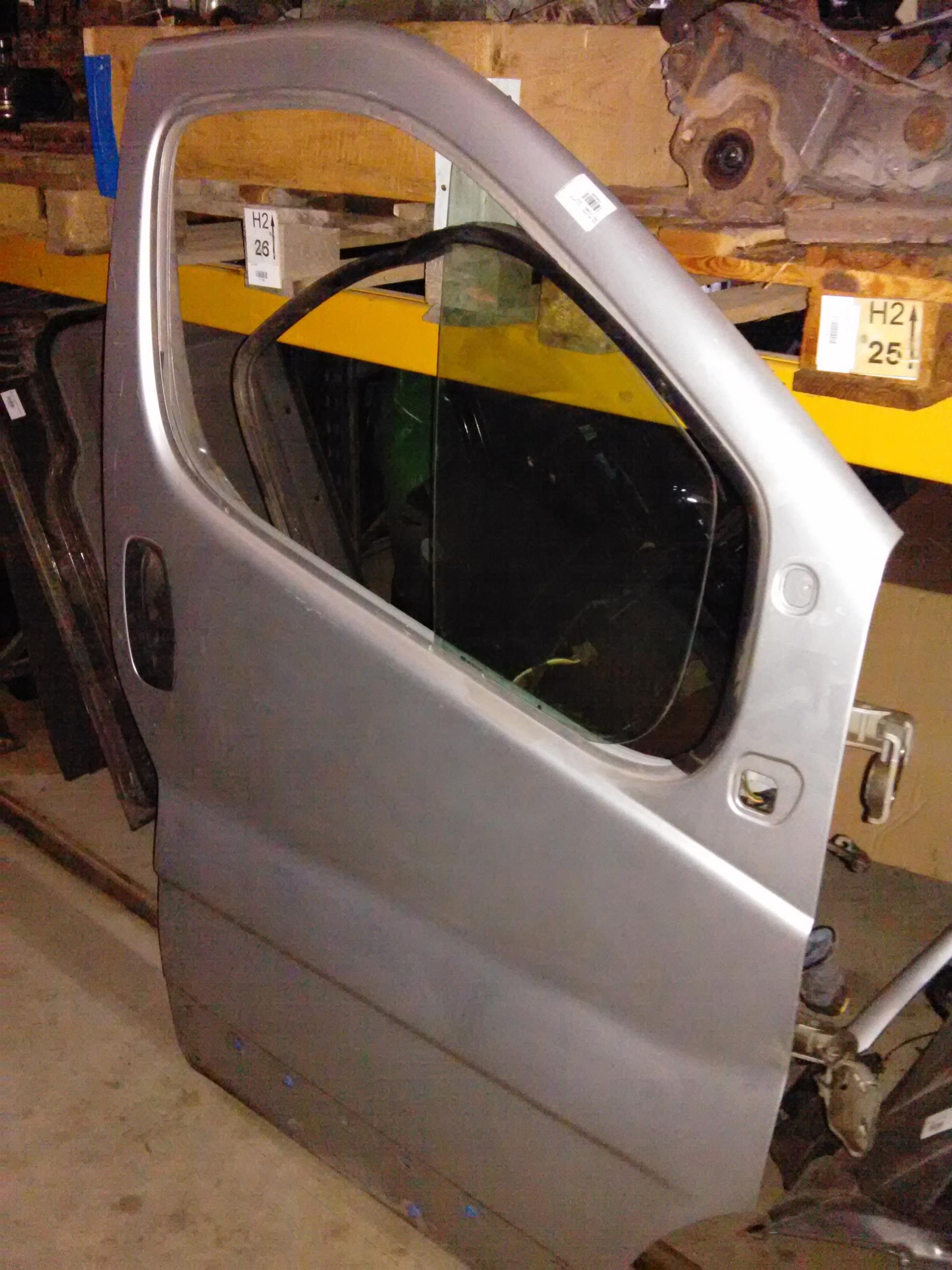usa dreapta fata fara geam Opel Vivaro, an 2010
