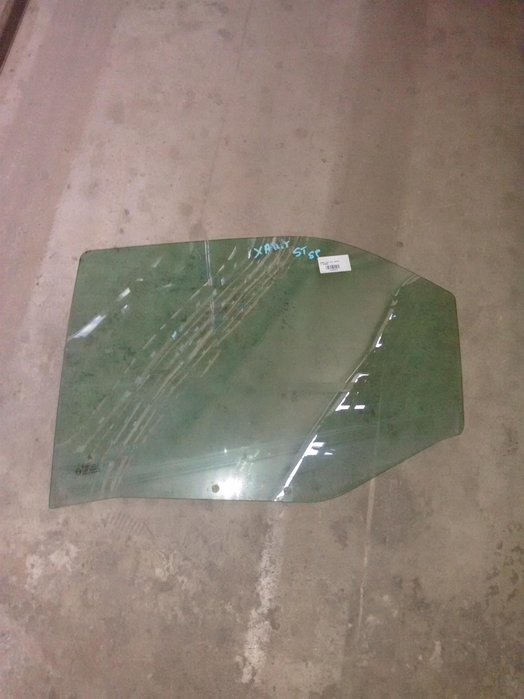 geam usa stanga spate Citroen Xsara