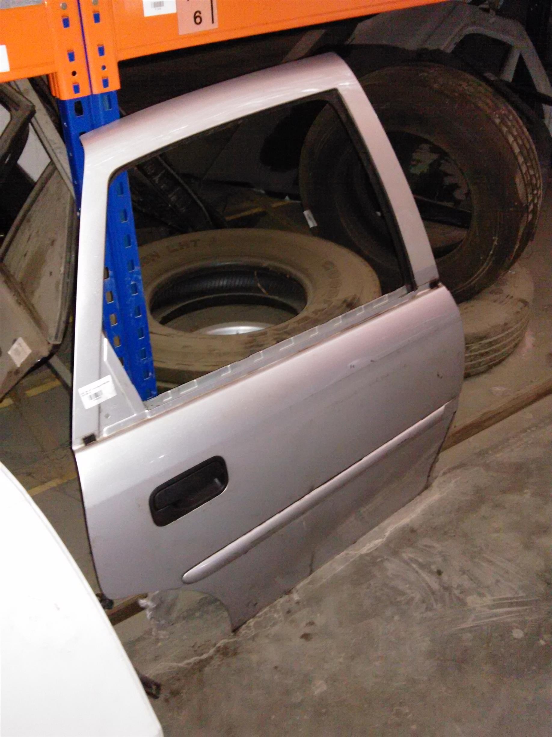 usa dreapta spate hatchback si macara Vectra B