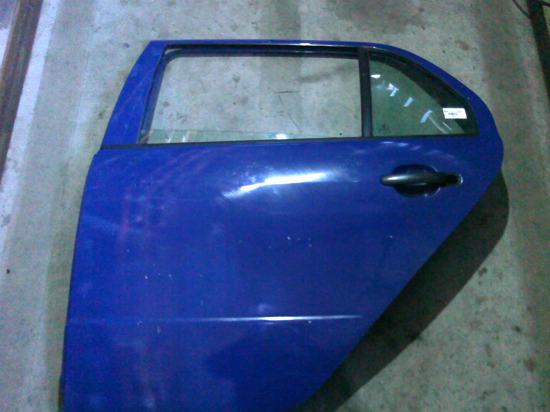 usa stanga spate fara macara Skoda Fabia, an 2001 hatchback
